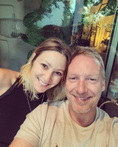 Martín Cárcamo y su pareja celebran su cumpleaños en micro