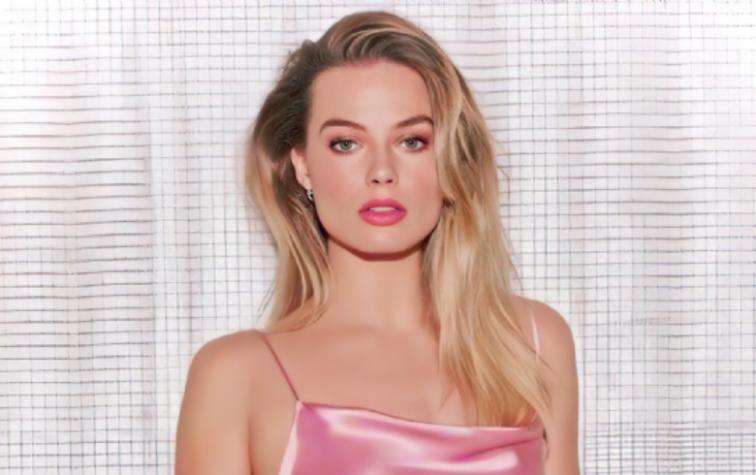 Idénticas: Filtran imágenes de Margot Robbie ya en su papel de Barbie