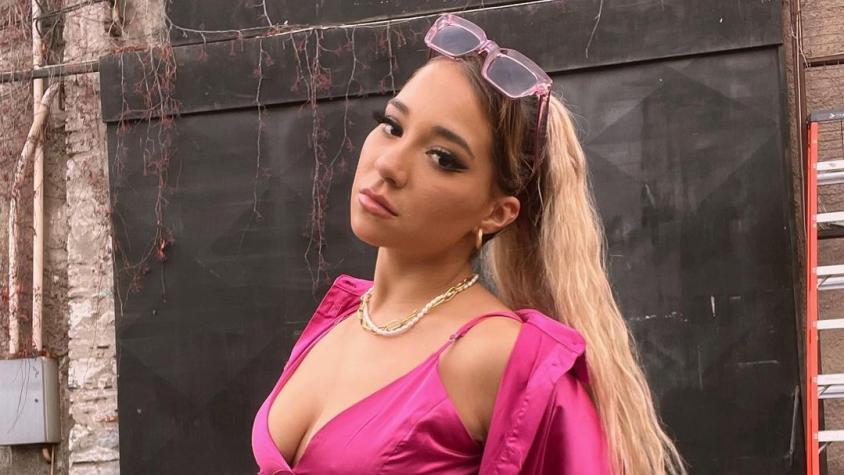 Princesa Alba se luce con fotografías desde la cama