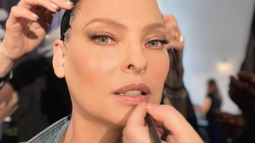 ¡Con todo! Linda Evangelista vuelve al modelaje después de ser “brutalmente deformada”