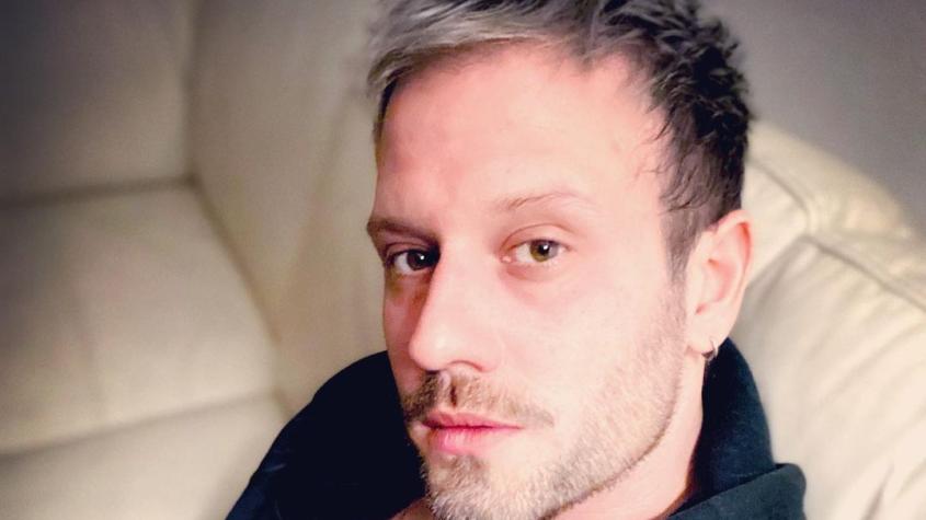 Hernán Contreras impacta al mostrar su tatuaje en la ingle