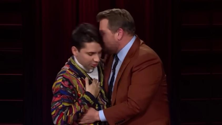  James Corden hablándole a Fabrizio Copano