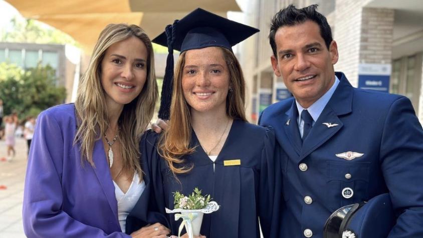 Lau de la Fuente con sus padres en su graduación de cuarto