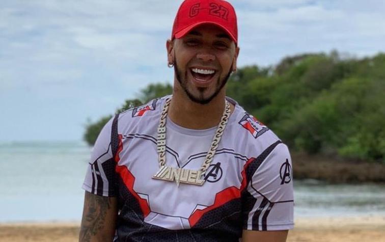 ¡No se cansa! Graban a Anuel AA durmiendo con una imagen de Karol G