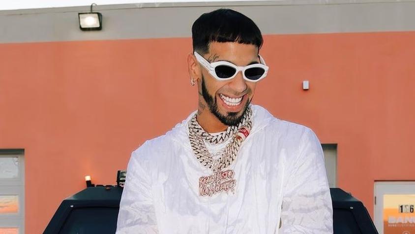 Anuel AA sorprende al publicar postal besándose con misteriosa mujer