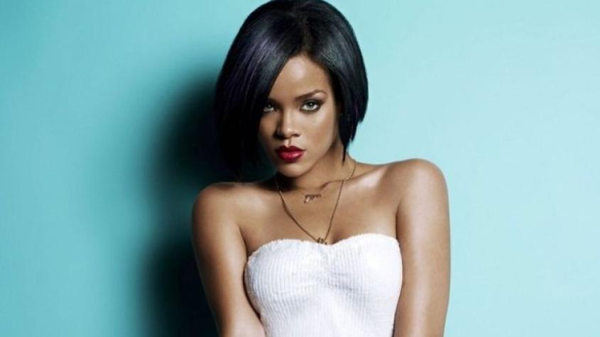 Rihanna luce su pancita en sensuales fotos en ropa interior