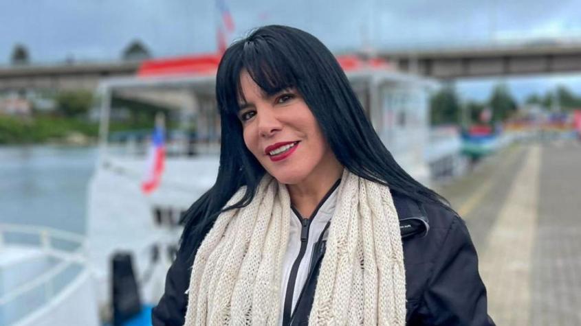Anita Alvarado muestra la abultada pancita de su hija embarazada