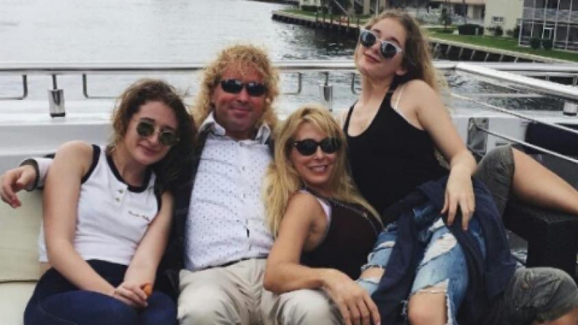 Leonardo Farkas junto a su esposa e hijas