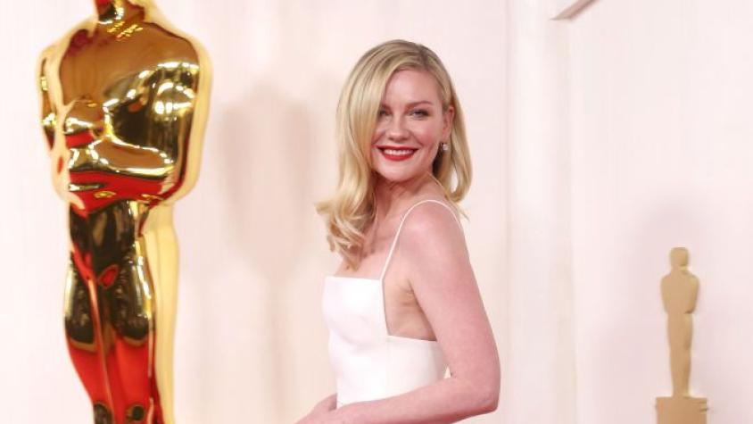 El comentado traspié que sufrió Kirsten Dunst en la alfombra roja de los Premios Oscar 2024