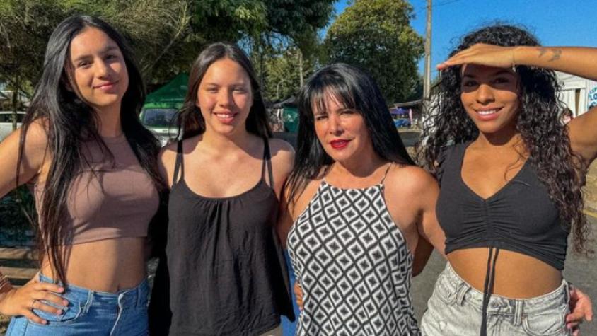 Anita Alvarado junto a sus hijas