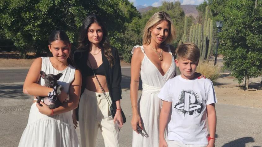 Gissella Gallardo junto a sus hijos